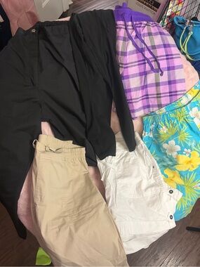 Bundle #19 - 6 Women's L Items - Pics included